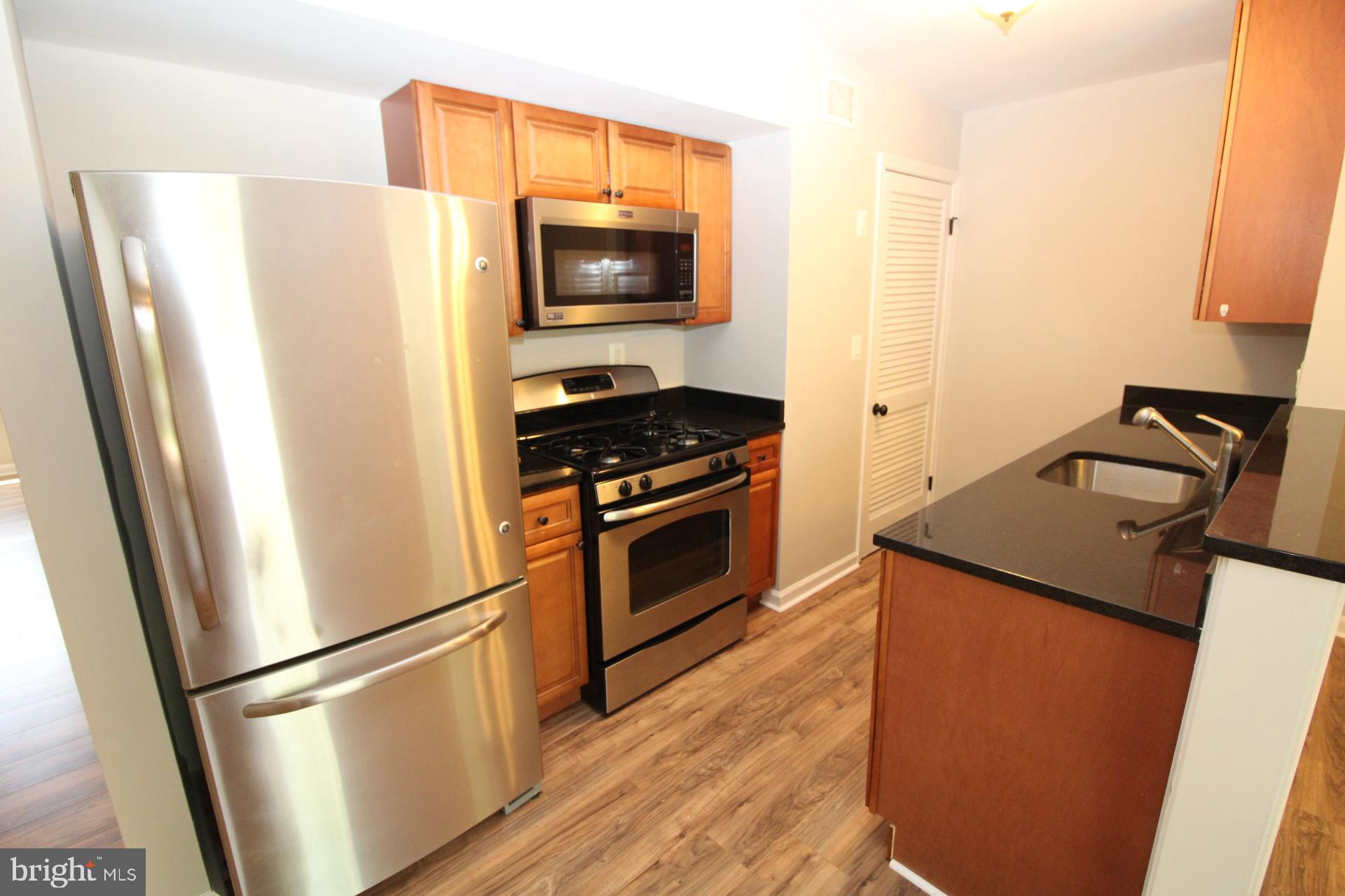 12137 Dove Circle Laurel, MD 20708 - Photo 10 of 25 Huge eat-in kitchen - Granite Countertops