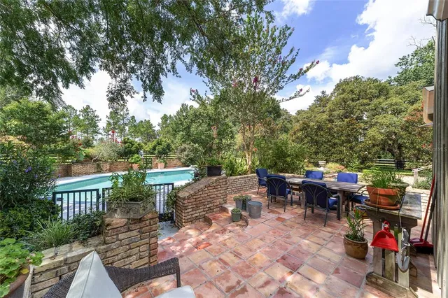a view of a dinning table and chairs in patio