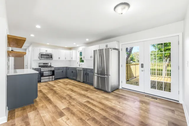 $425,000 | 19 Brookside Lane, Bristol, IL 60512