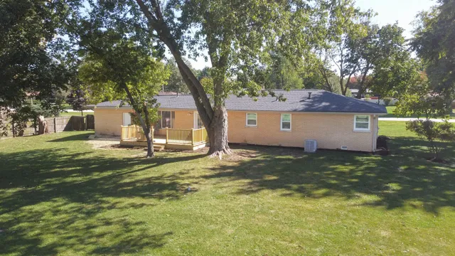 $425,000 | 19 Brookside Lane, Bristol, IL 60512