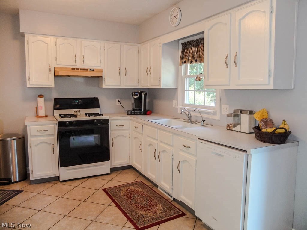 3225 Shellhart Road Norton, OH 44203 - Photo 4 of 23 Fully applianced kitchen with tile flooring.