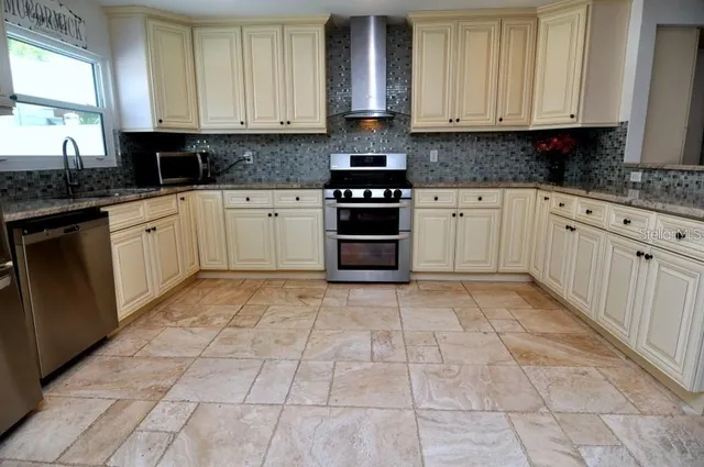 $7,200 | 2905 West Bay Ct Avenue, Tampa, FL 33611