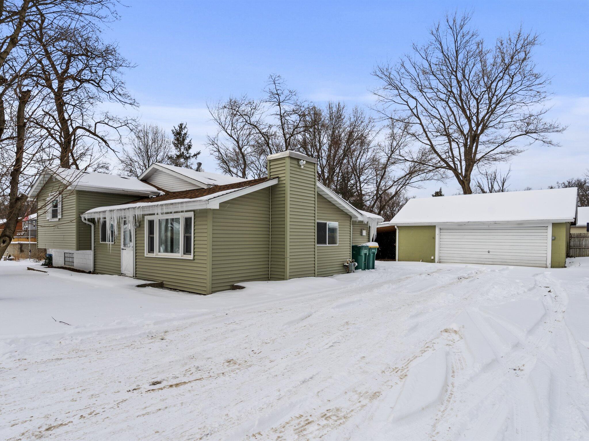 1401 Robin Road Valparaiso, IN 46383 - Photo 2 of 27 2048x1536