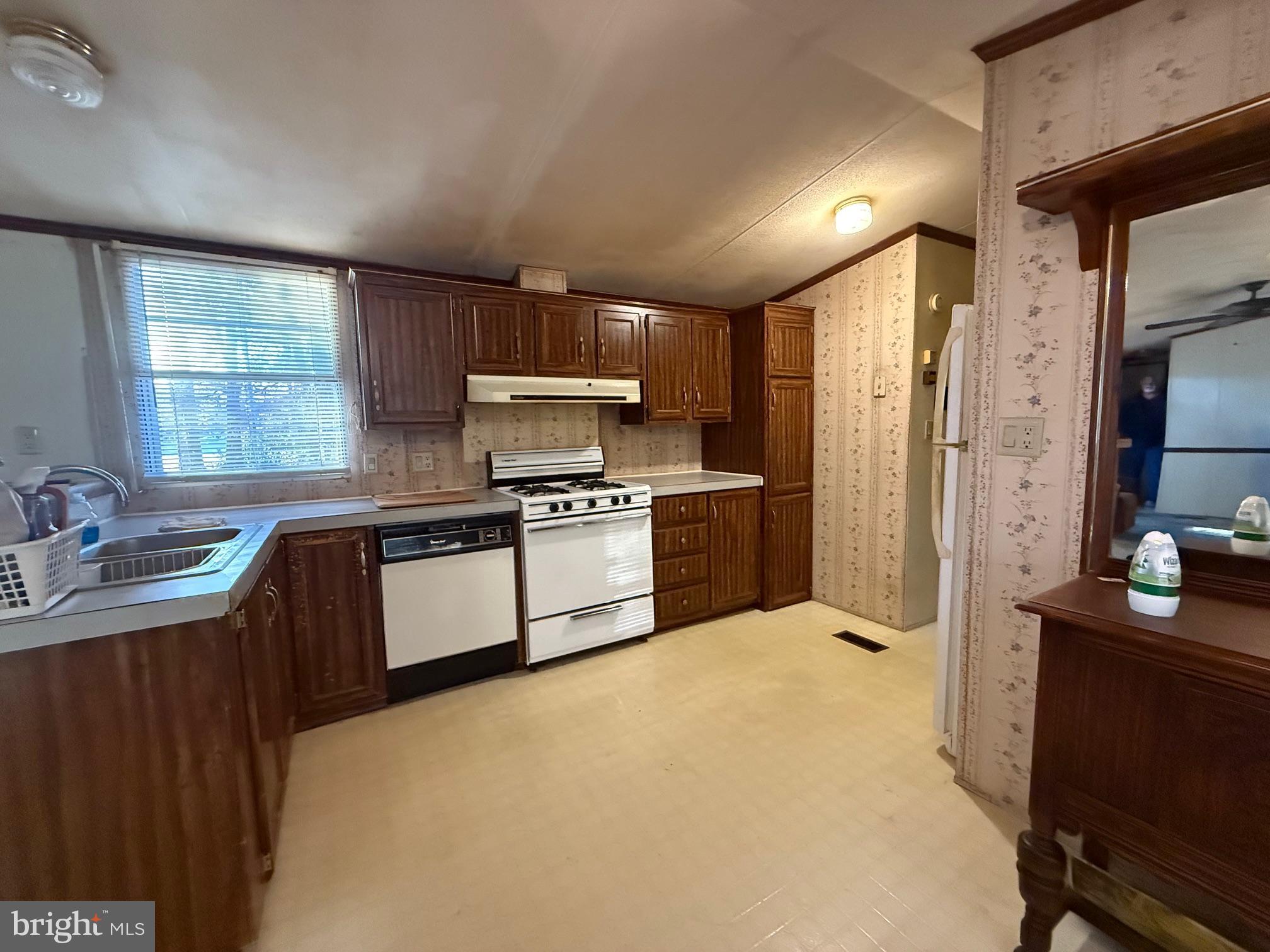26735 Siloam Road Salisbury, MD 21801 - Photo 12 of 32 Kitchen w/ dishwasher