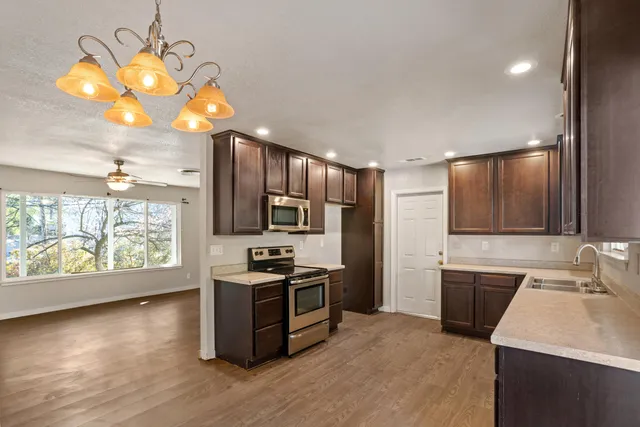 $284,900 | 3496 Summit Drive, Redding, CA 96001