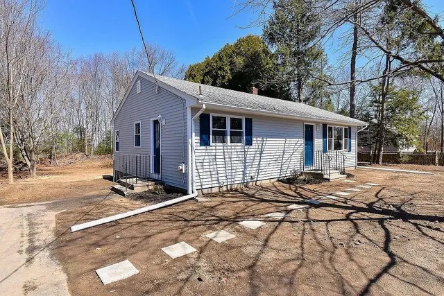 $2,695 | 291 Crompton Road, East Greenwich, RI 02818