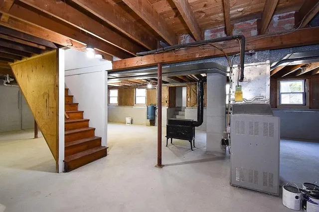 $2,695 | 291 Crompton Road, East Greenwich, RI 02818