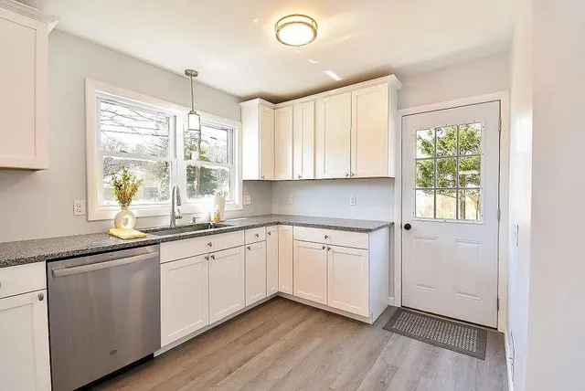 $2,695 | 291 Crompton Road, East Greenwich, RI 02818