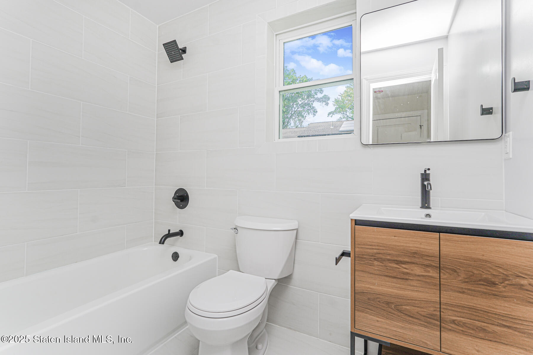 670 Arden Avenue Staten Island, NY 10312 - Photo 20 of 50 19 - Bathroom 3