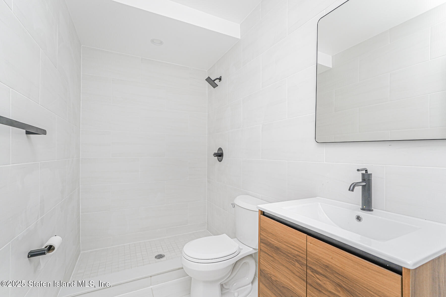 670 Arden Avenue Staten Island, NY 10312 - Photo 24 of 50 22 - Bathroom 4