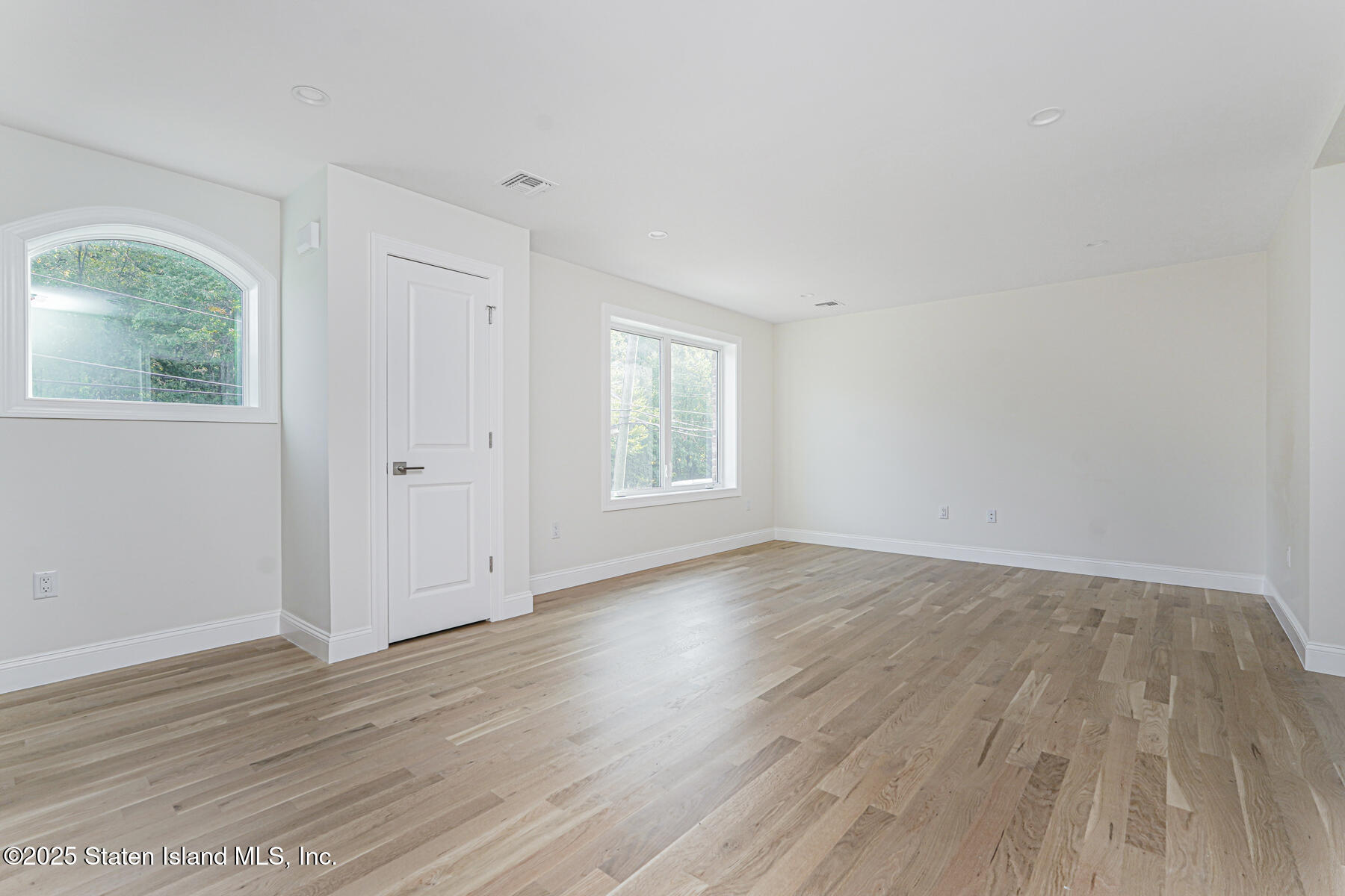 670 Arden Avenue Staten Island, NY 10312 - Photo 26 of 50 24 - Living Room