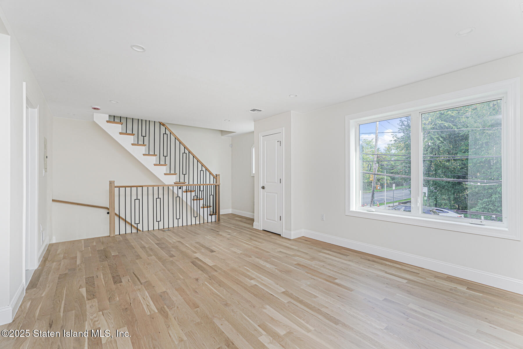670 Arden Avenue Staten Island, NY 10312 - Photo 27 of 50 25 - Living Room angle 1