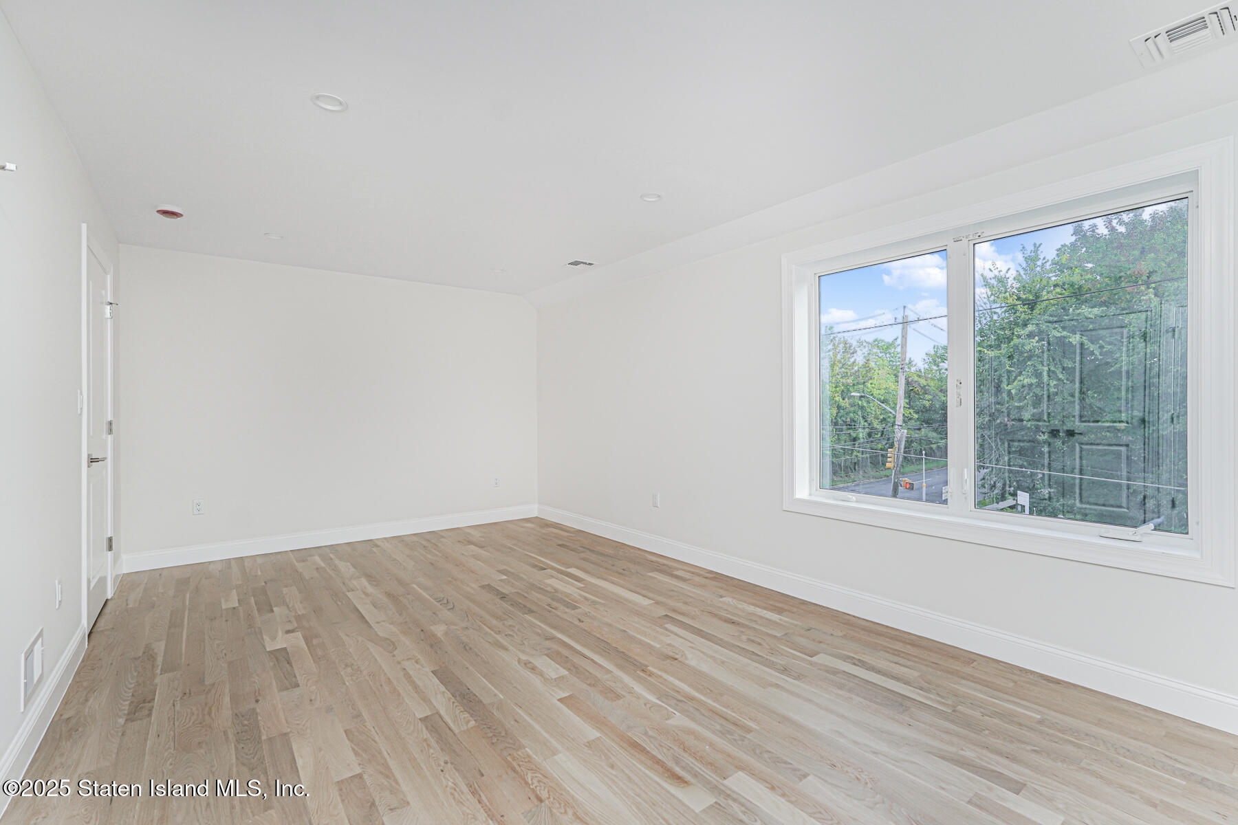 670 Arden Avenue Staten Island, NY 10312 - Photo 35 of 50 34 - Bedroom 4 angle 1