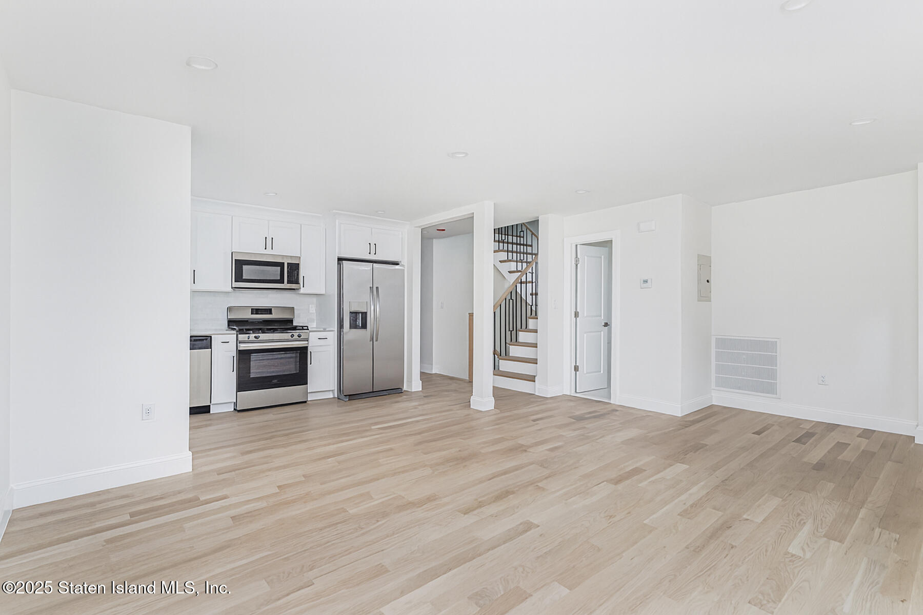 670 Arden Avenue Staten Island, NY 10312 - Photo 10 of 50 10 - Kitchen + living room + Dining angl