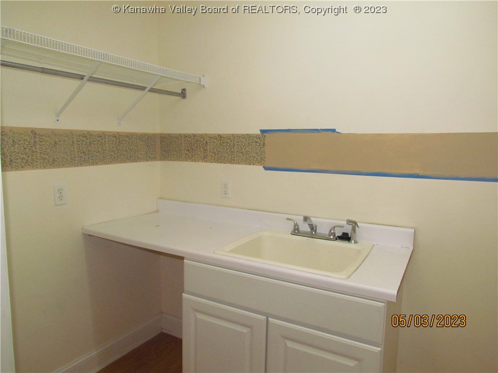 1306 Winterfell Road Charleston, WV 25314 - Photo 10 of 26 Laundry room off Family Room