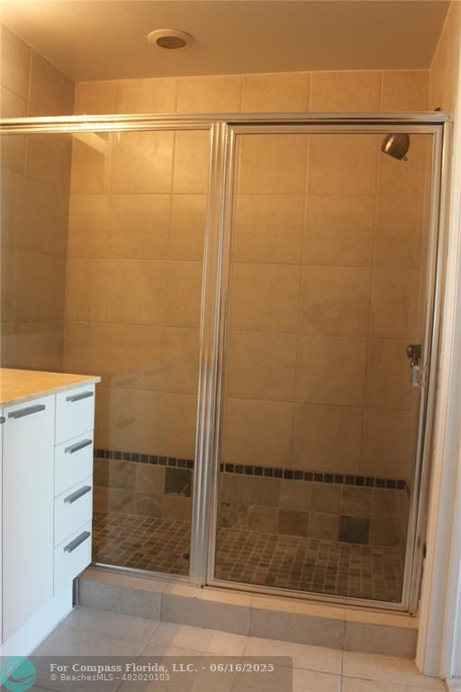 140 South Dixie Highway, Unit 525 Hollywood, FL 33020 - Photo 4 of 16 a bathroom with a shower