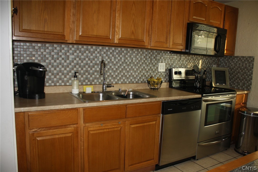 4196 Burningtree Road Clay, NY 13090 - Photo 4 of 17 Kitchen