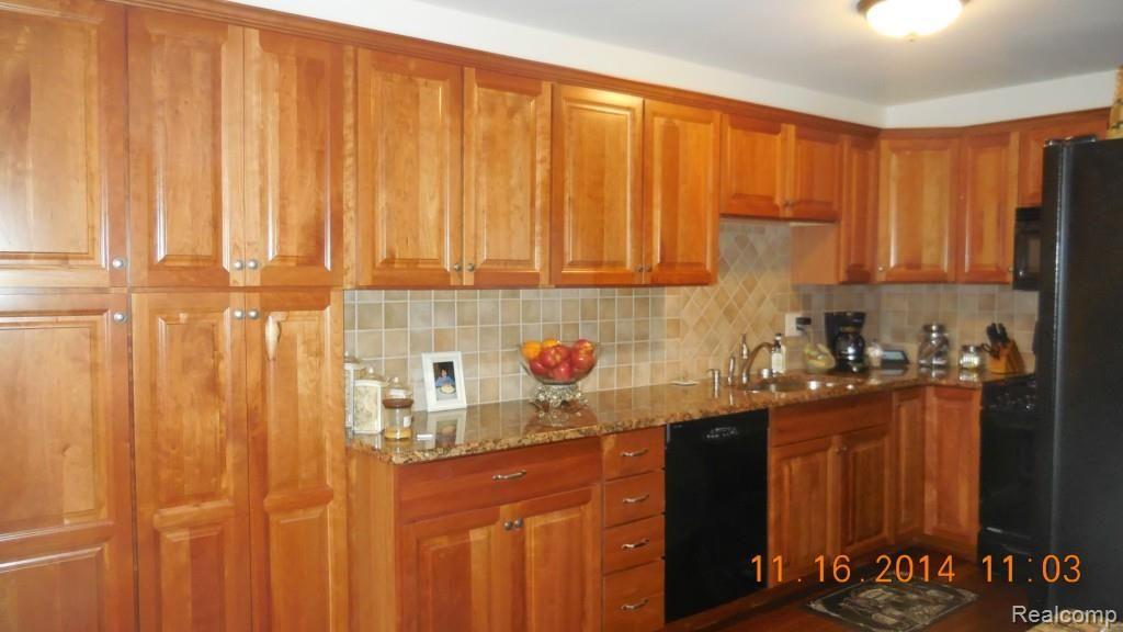 1523 Surrey Lane Rochester, MI 48306 - Photo 7 of 14 Surrey1523_13.jpg