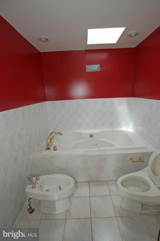 15009 Whitegate Road Silver Spring, MD 20905 - Photo 7 of 29 Bath (Master)