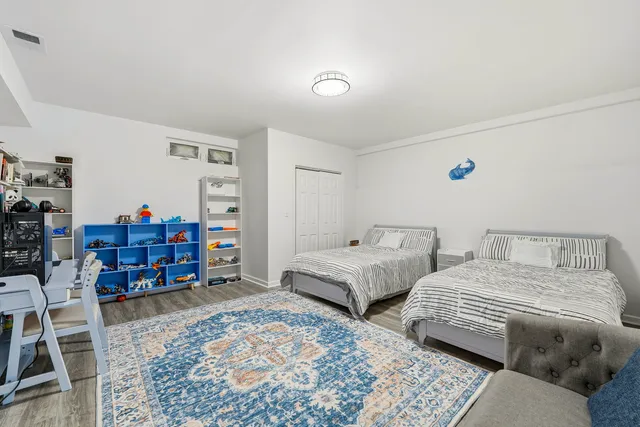 a picture of a wall with white and white wall