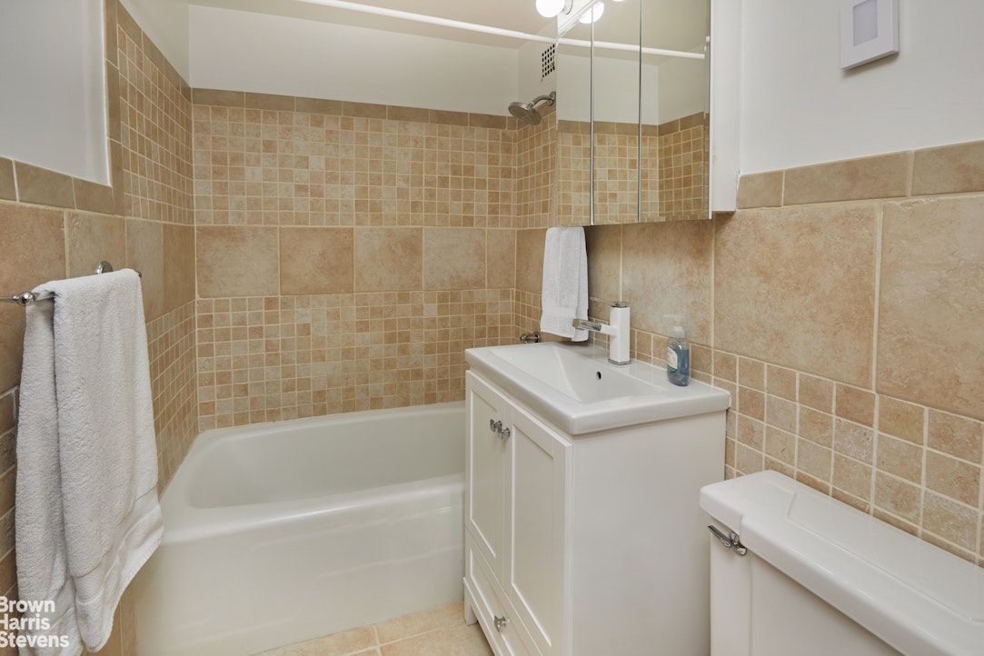 155 East 34th Street, Unit 19H Manhattan, NY 10016 - Photo 7 of 10