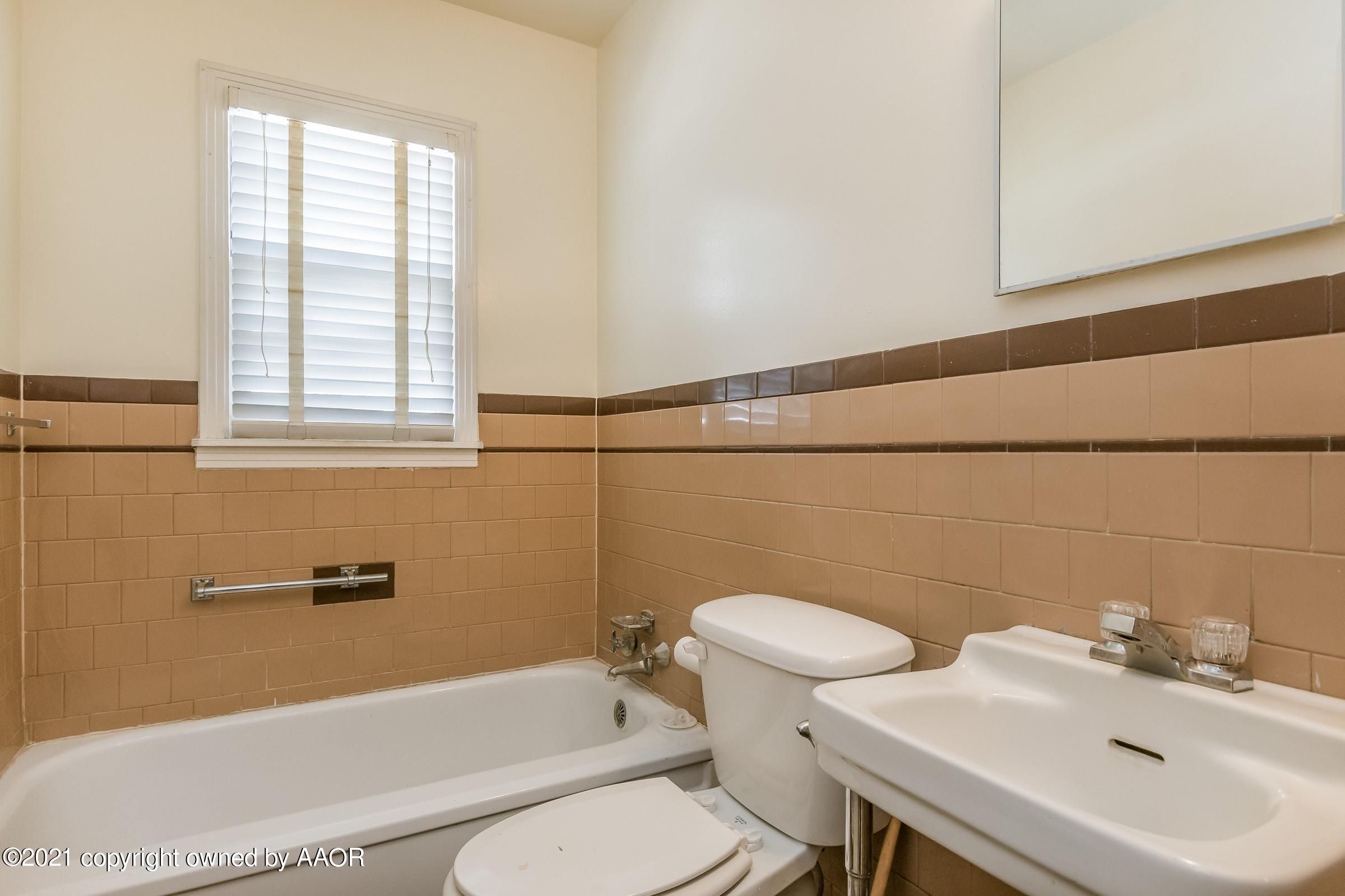 4412 South Lipscomb Street Amarillo, TX 79110 - Photo 11 of 18 a bathroom with a sink a toilet and bathtub