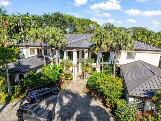 $9,900,000 | 10395 Southwest 67th Avenue, Pinecrest, FL 33156