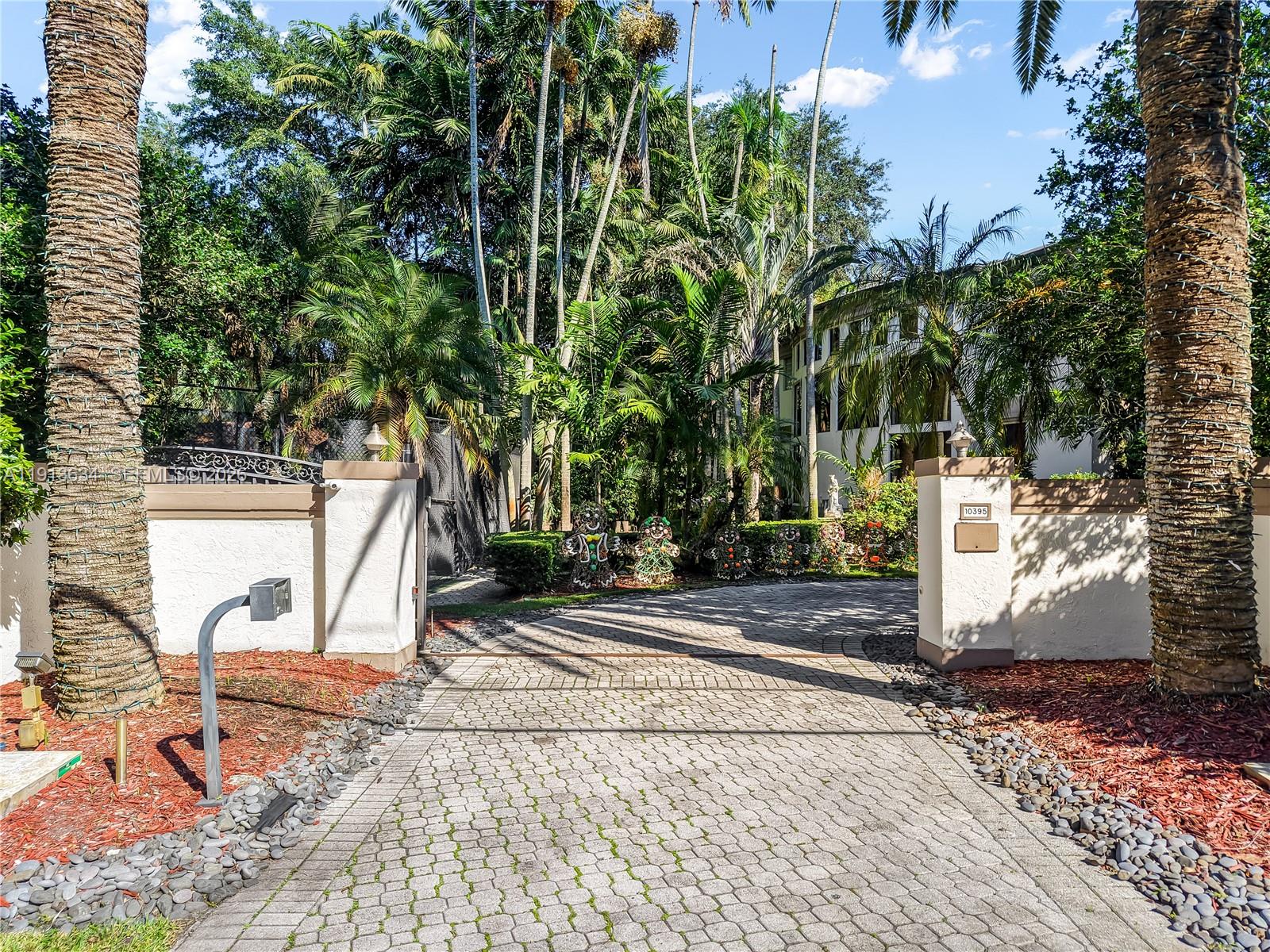 10395 Southwest 67th Avenue Pinecrest, FL 33156 - Photo 16 of 94