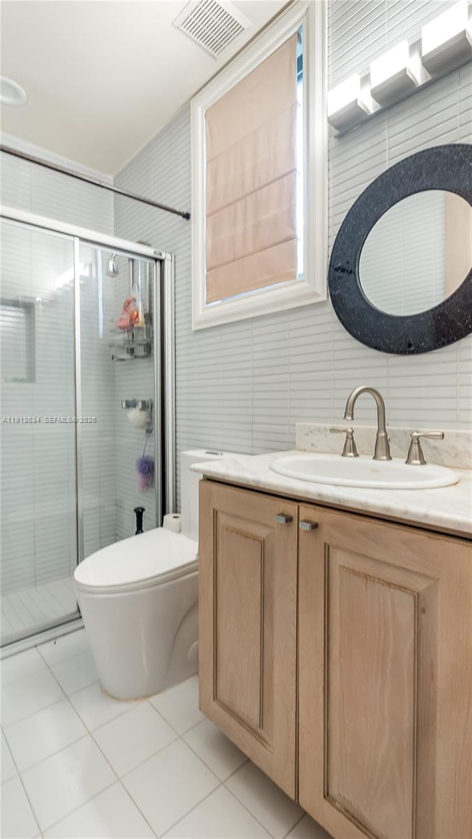 10395 Southwest 67th Avenue Pinecrest, FL 33156 - Photo 41 of 94 a bathroom with a double vanity sink mirror and bathtub