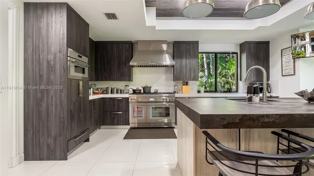 $12,000,000 | 10395 Southwest 67th Avenue, Pinecrest, FL 33156