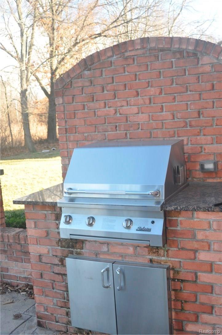 60530 Balmoral Way Rochester, MI 48306 - Photo 65 of 80 built in grill.JPG