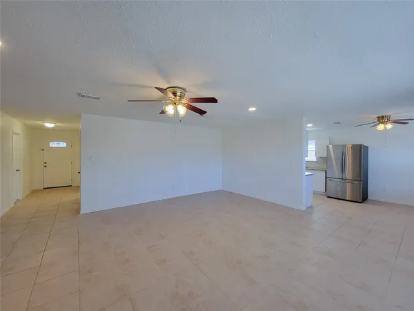 a view of a livingroom with a ceiling fan