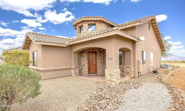 $925,000 | 6754 East Roberto Loop, Hereford, AZ 85615