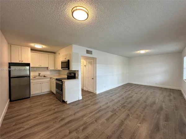 $1,695 | 2500 Johnson Street, Unit 17, Hollywood, FL 33020
