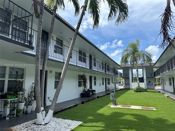 $1,695 | 2500 Johnson Street, Unit 17, Hollywood, FL 33020