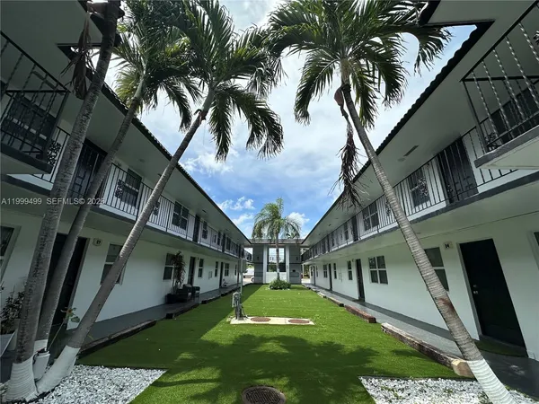 $1,695 | 2500 Johnson Street, Unit 17, Hollywood, FL 33020