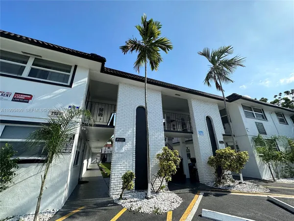 $1,695 | 2500 Johnson Street, Unit 17, Hollywood, FL 33020