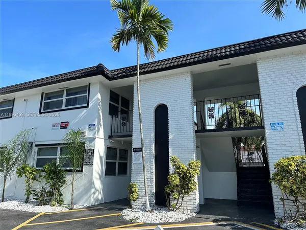 $1,695 | 2500 Johnson Street, Unit 17, Hollywood, FL 33020