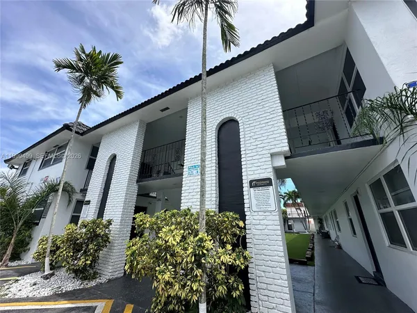 $1,695 | 2500 Johnson Street, Unit 17, Hollywood, FL 33020