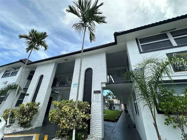 $1,695 | 2500 Johnson Street, Unit 17, Hollywood, FL 33020