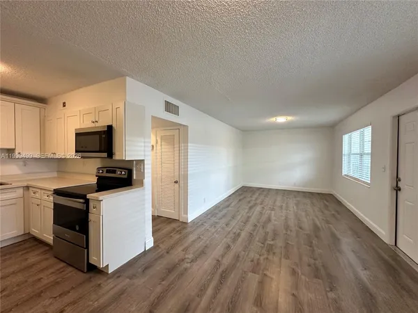 $1,695 | 2500 Johnson Street, Unit 17, Hollywood, FL 33020