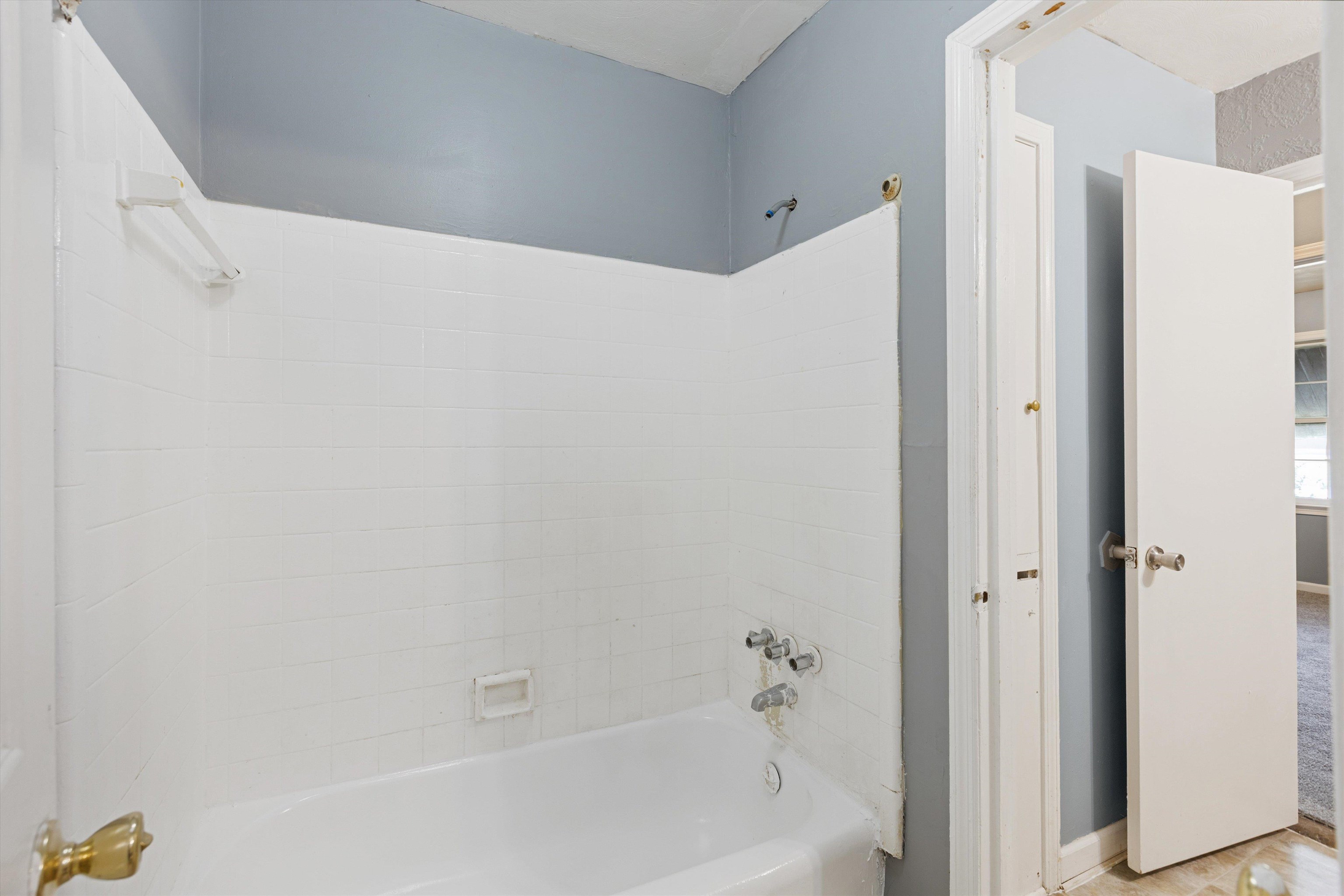 3580 Rhodes Avenue Memphis, TN 38111 - Photo 19 of 26 a bathroom with a bathtub