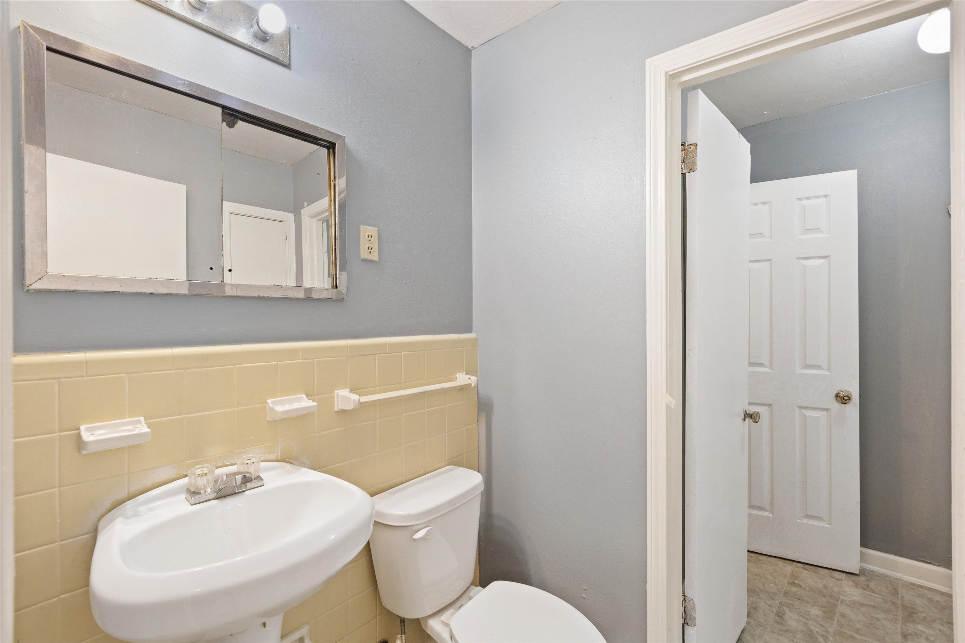3580 Rhodes Avenue Memphis, TN 38111 - Photo 21 of 26 a bathroom with a toilet a sink and mirror