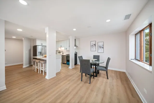 $430,000 | 10 Trafalgar Square, Unit 403, Lincolnshire, IL 60069