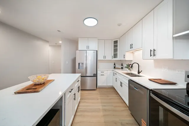 $430,000 | 10 Trafalgar Square, Unit 403, Lincolnshire, IL 60069