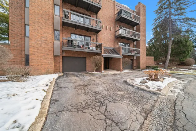 $430,000 | 10 Trafalgar Square, Unit 403, Lincolnshire, IL 60069