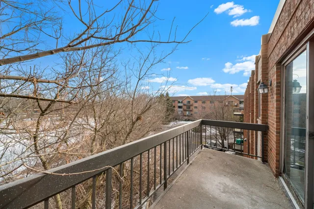 $430,000 | 10 Trafalgar Square, Unit 403, Lincolnshire, IL 60069