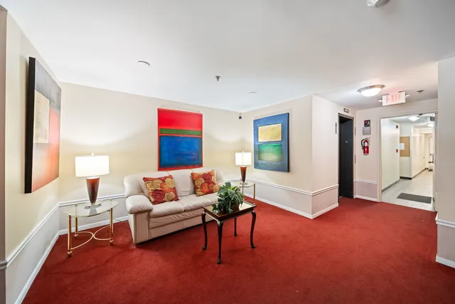 $430,000 | 10 Trafalgar Square, Unit 403, Lincolnshire, IL 60069