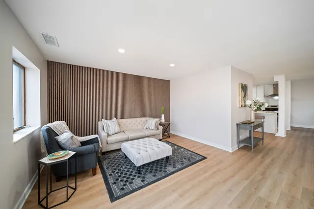 $430,000 | 10 Trafalgar Square, Unit 403, Lincolnshire, IL 60069