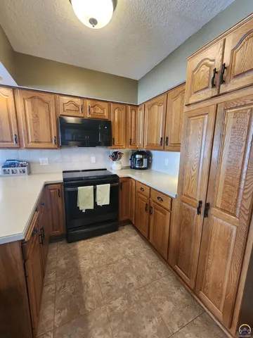 $359,000 | 7 Lakeshore Drive, Emporia, KS 66801